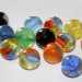 Le cats eye marbles (trasparenti con allinterno filamenti di vetro colorati). Queste ultime sono le occhio di gatto: rimandano al colore delle pupille dei nostri amici a quattro zampe